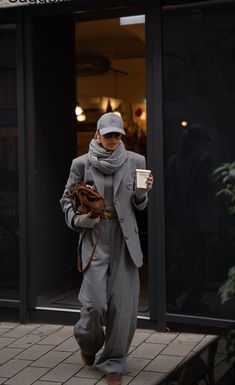 Grey And Brown Outfit, Business Casual Street Style, Grey Outfit Ideas, Grey Trousers Outfit, Outfits Ideas Winter, Brown Outfit Ideas, Grey Outfits, Grey Pants Outfit, Grey Pant