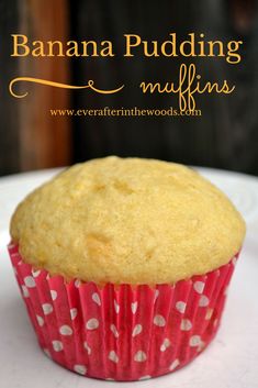 banana pudding muffins on a plate with the title overlay reads, bananas pudding muffins