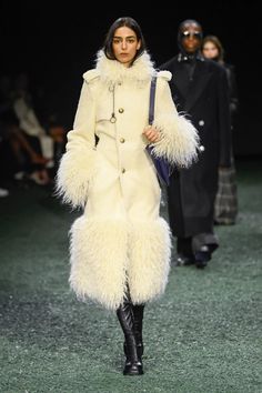 Burberry Editorial, Winter Runway Fashion, Winter Fashion Trends, Fashion Gal, Fashion Archive, Archive Fashion, Show Collection, Fashion Illustration Dresses, Winter Mode