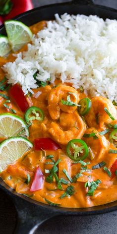 coconut curry shrimp with white rice and jalapeño Thai Coconut Shrimp, Coconut Shrimp Curry, Coconut Shrimp Recipe, Plats Healthy, Shrimp Recipes Healthy, Curry Shrimp