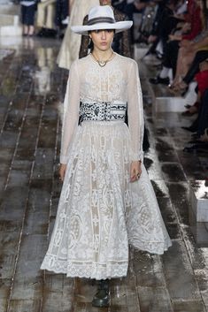 Christian Dior Paris Resort 2019 Collection. Looks Street Style, Mode Inspo, Fashion Show Collection, Mode Inspiration, Kebaya, Beautiful Fashion