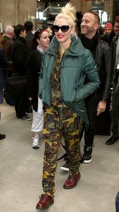 Streetwear Shoot, Healthy Obsession, Gwen Stefani No Doubt, Camo Jumpsuit, Indie Chic, Gwen Stefani Style, Outrageous Fashion, Skinhead Girl, Vintage Street Fashion