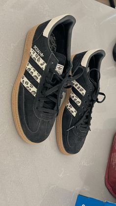 Adidas Spezial Black, Clean Vibes, Spezial Shoes, Shoes For School, Trendy Shoes Sneakers, Pretty Shoes Sneakers, Shoe Wishlist, Adidas Spezial, Stunning Shoes