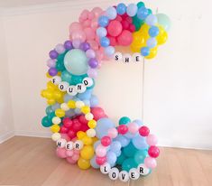 balloons are arranged in the shape of a letter