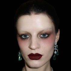 Red Eye Make Up Look, Make Up Looks Brown Eyes, Vampy Makeup Looks, Brown Eye Makeup Looks, 90s Vampy Makeup, Uncanny Valley Makeup, Ruined Makeup, New Wave Makeup, Cool Eye Makeup