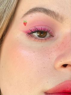 Strawberry Girl Aesthetic Makeup, Strawberry Shortcake Costume Makeup, Strawberry Shortcake Makeup Halloween, Cute Strawberry Makeup Look, Strawberry Costume Makeup, Strawberry Make Up Look, Strawberry Makeup Look Aesthetic, Strawberry Eyeliner, Strawberry Makeup Aesthetic