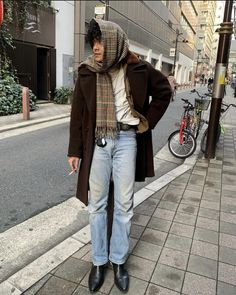 Muffler Outfit Men, Pose Ideas Winter, Vintage Jeans Outfit, Style Inspo Winter, Vintage Winter Fashion, Grandpa Fashion, Uk Street Style, Scarf Outfit Winter, Business Core