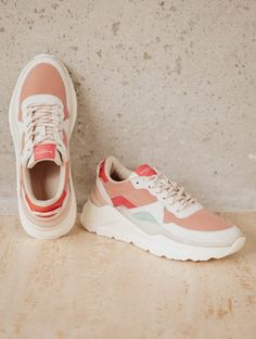 Yoko Ice Coral - Sneakers baskets en cuir et mesh corail avec empiècements vert Boots Leopard, Coral Colour, Coral Color, Summer Season, Women's Sneakers, Armoire, Womens Sneakers, Espadrilles, Baskets