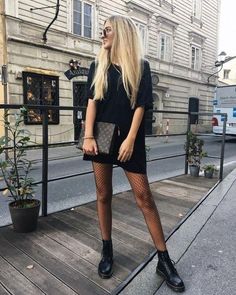 Outfits For Short Women, Street Mode, Martens Outfit, Dr Martens Outfit, Doc Martens Outfit, Fishnet Tights, Looks Street Style, Leather Lace Up Boots, Outfit Trends