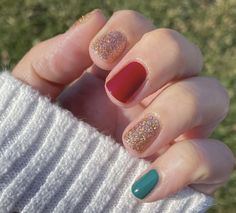 Holiday Nails Easy, Shellac Nail Colors, Christmas Nail Colors, Christmas Gel Nails, Nail Polish Art, Party Nails, Minimalist Nails