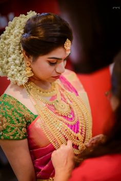 Jewellery For Maharashtrian Bride, Kerela Brides Jewellery, Tamil Bride Jewellery, Simple Kerala Bride Jewellery, Marathi Bride Jwellary, Bella Wedding Dress, South Indian Bride Saree