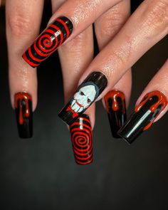 This intense Halloween nail design is inspired by the 'Saw' movie franchise, featuring a chilling portrait of the iconic puppet, spirals, and dripping blood effects. The high-gloss black base contrasts sharply with the red and white details, making this set ideal for fans of horror movies who want to make a bold statement.@sejladoesnails Jigsaw Nails, Scary Icons, Square Halloween Nails, Horror Movie Nails, Movie Nails, Jigsaw Halloween, Ivory Nails, Blood Nails, Scary Nails