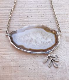 A beautiful necklace with a somewhat historic feeling. The leaves remind me of a sprouting plan out of earth, the stone has something of misty mountain valleys, I think you can interpret many things from the shape of the natural stone. The big agate stone is made of high quality agate, beautifully polished. Everything is attached to each other soldered. They say that agate is a very soothing stone that works gently to increase self confidence but also has healing powers for skin, stomach and more. I'm no expert in this I'm just telling you what I've read but in any case it is a beautiful necklace :) The pendant has a length of 2 1/2'' (6.5 cm) the necklace can be worn up till 22 1/2'' (57 cm), a nice statement piece. All metal is nickel and lead free. Due to the natural stone a one of a ki Increase Self Confidence, Geode Stone, Misty Mountain, Agate Geode, Agate Necklace, Healing Powers, Agate Stone, Soldering, Self Confidence