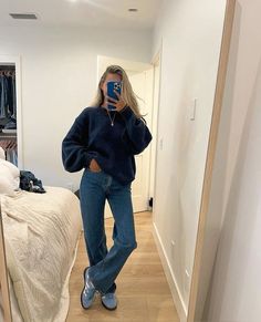 Beanie And Jeans Outfit, Navy Knitted Sweater, Fitted Jumper Outfit, Outfits With Blue Sneakers, Blue Jeans Sneakers Outfit, Winter Outfit Inspiration 2024, Loose Blue Jeans Outfit, Ucla Football Game Outfit, Navy Blue Sweater Outfit Women