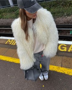 Cropped Fluffy Jacket, Fluffy Jacket Outfit, Tube Outfit, Slinky Black Dress, Cropped Jackets, London Tube, Instagram London, Cool Girl Style, Basic Wardrobe