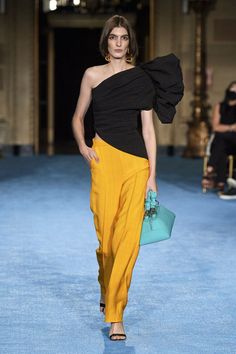 Christian Siriano Spring 2022 Ready-to-Wear collection, runway looks, beauty, models, and reviews. One Shoulder Ruffle Top, Fiesta Outfit, Ruffle Sleeve Top, Lovely Tops, Ruffled Sleeve Top, Red Carpet Fashion