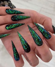 Bling Stiletto Nails, Emerald Green Nail, Emerald Green Nails, Emerald Nails, Drag Make-up, Green Acrylic Nails, St Patricks Day Nails, Green Nail Designs