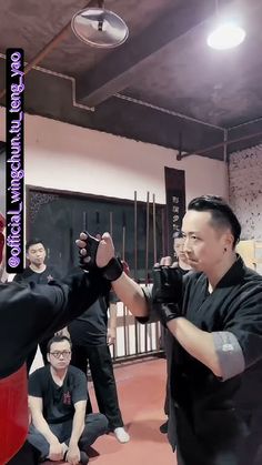 Wing Chun Training, Beginner Calisthenics, Men Essentials, Self Defence Training, Self Defense Martial Arts, Survival Skills Life Hacks, Martial Arts Techniques, Martial Arts Workout, Martial Arts Training