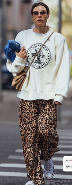 Modern Boho Outfit Aesthetic, Animal Print Trousers Outfit, Mid Size Fashion Spring 2024, Leopard Print Trousers Outfit, Best Fall Outfits, Trendy Fall Outfits, Cooler Look, Print Pants