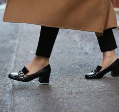 The Shoe Trend of the Season | MEMORANDUM | NYC Fashion & Lifestyle Blog for the Working Girl Outfits With Clogs, Black Loafers Outfit, Casual Office Style, Work Shoe