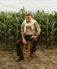 Farmer Guy Aesthetic, Male Shoot Ideas, Guy Poses Photography, Farm Photoshoot Ideas, Farmer Portrait, Farmer Style, Men's Portrait Photography, Man Photography, Long Drink