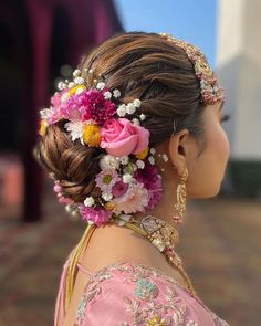 #weddinghairstylesupdo #Bunhairstyle #weddinghairdo #indianbridalwear #indianbridesmaids #aindianbridalhairstyle Dulhan Hairstyles Indian Bridal Bun, Bridal Hair Styles Indian, Bridal Juda Hairstyles With Flowers, Hair Flowers Indian, Flower Bun Hairstyle Wedding Bride, Bridal Bun Hairstyles Indian Flower, Bridal Bun Indian, Indian Wedding Hairstyles Buns, Hairstyle For Indian Bride