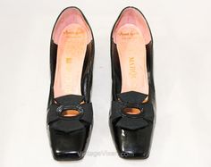 "1960s black ladies' shoes have a square toe with terrific baroque style bows and saucy oval cutouts!  They're glossy black like shellac, with a Mod 60s silhouette and a sensible 2-inch heel.  Nicely made with blush pink leather linings.    Size   Marked 8 1/2 AAA / AAAAA   (AAA represents the width at toebox, AAAAA represents the width at the heel)    Measurements   Ball of Foot Width 2 7/8, Toe to Heel Length 10 1/4 Inches     Era   1960s     Label   \" MARQUISE / Avant Garde / COLLECTION \" s 60s Silhouette, 60s Heels, 1960s Shoes, Mod 60s, Style Baroque, Baroque Style, Baroque Fashion, 2 Inch Heels, Black Rib