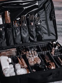 Pro Makeup Kit, Makeup Kit Organization, Makeup Artist Kit Organization, Freelance Makeup Artist Kit, Makeup Artist Kit Essentials, Make Up Factory, Make Up Sposa, Makeup Kit Essentials, Make Up Kits