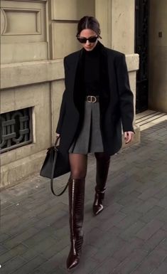 Sharp Outfits Women, Knee High Boots Office Work Outfits, Casual Chic Winter Outfits 2023, Fw2024 Fashion Trends, Autumn Classy Outfit, Winter Outfits 2024 Fashion Trends Women, Winter Outfits Work Office, French Fashion Casual