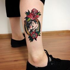 Tatuagem old school: 91 fotos para você se apaixonar pela técnica Catrina Tattoo, Nurse Tattoo, Traditional Style Tattoo, Tattoo Old School, Omerta Tattoo, Tattoos For Lovers, Chest Tattoos For Women, Old School Tattoo Designs, Pin Up Tattoos