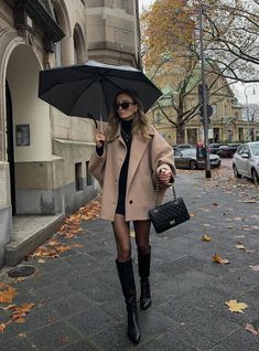 Embrace the rain with these 8 cute and trendy outfit ideas perfect for casual outings during spring or fall. From classy to cozy, find your rainy day style inspiration here! For example, we love this look with a camel coat and black knee-high boots. Trendy Christmas Outfits, Nyc Outfits, New York Outfits, Europe Outfits, London Outfit, Paris Outfits, Trendy Fall Outfits, Thanksgiving Outfit