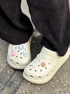 Crocs Pins Aesthetic, Crocs Jibbitz Ideas Women, Crocs Decor Ideas, Platform Clogs Outfit, Jibbitz Crocs Ideas, Cute Jibbitz, Croc Jibbitz Ideas, Clog Outfits, Crocs With Jibbitz