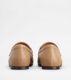 Loafers in fine exposed grain leather, with leather outsole. A sober and timeless taste style, combined with the elegant metal double T accessory. Classic Beige Tassel Loafers For Formal Wear, Classic Beige Tassel Loafers For Formal Occasions, Timeless Leather Loafers With Textured Sole, Beige Tassel Loafers With Leather Sole For Formal Occasions, Elegant Textured Leather Loafers, Elegant Beige Tassel Loafers For Formal Occasions, Classic Flats With Leather Sole For Galas, Timeless Leather Shoes With Textured Sole For Work, Formal Textured Leather Loafers With Round Toe