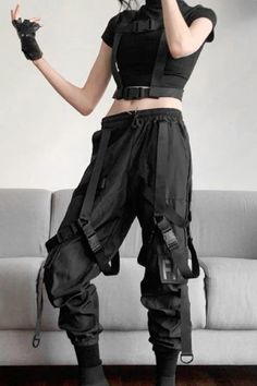 Tech Wear Women Aesthetic, Techwear Woman Outfit, Tech Clothing Women, Womens Techwear Fashion, Parkour Outfits Female, Tech Ware Outfits, Women’s Techwear, Assassin Aesthetic Outfit Modern, Warcore Outfits Women