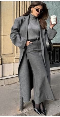 Gray Autumn Outfit, Gray Aesthetic Outfits, French Wardrobe Basics, Stile Blair Waldorf, Adrette Outfits, Grey Maxi Skirts, French Wardrobe