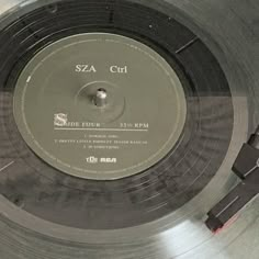 a record player's turntable sitting on top of a metal plate with the label saza club