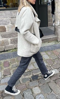 Outdoor Outfit Winter, All Stars Outfit, Converse All Star Outfit, Petite Workwear, Hippie Sabotage, Cute Edgy Outfits, Smart Casual Women, Outfits With Converse, Style Inspiration Winter