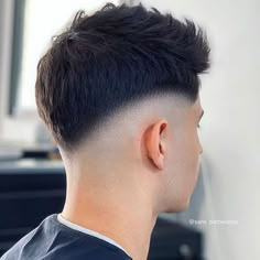 V Shaped Haircut, Mid Fade Haircut, Popular Mens Haircuts, Haircut Selfie, Drop Fade Haircut, V Hair, Gents Hair Style, Men Haircut Curly Hair, Taper Fade Haircut