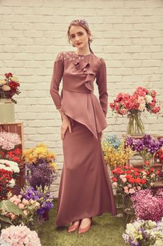 #modest wear #muslimahwear #hijab #raya #eid #model #bajukurung #dress #brocade #purple #green #photoshoot #malaysia #maglifestyle #imwearingmag Malaysia Dress, Types Of Personality, Posing Photoshoot, Green Photoshoot, Modest Wear, Bridesmaid Outfit, Spring Season, Purple Green, Every Woman