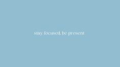 “stay focused, be present” in white. light blue background. minimalistic Ipad Home Screen Background, Pastel Blue Aesthetic Wallpaper Desktop, Motivational Ipad Wallpaper, Stickers Skincare, Long Widget, Lockscreen Iphone Quotes, Motivation Background, Wallpapers Laptop