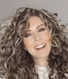 Grey Transition Hair Highlights, Hair Styles Highlights, Care Curly Hair, Curly Bridal Hair, Curly Hair Up, Grey Curly Hair, Hair Highlights And Lowlights, Curly Hair Photos, Beauty Hairstyles