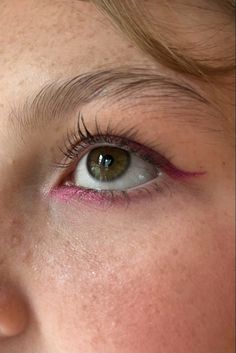 Simple Makeup With Pop Of Color, Pink Eyeliner Brown Eyes, Pop Of Green Makeup, Subtle Colourful Eye Makeup, Simple Pink Eye Makeup Looks, Pink And Green Eyeliner, Subtle Fun Makeup, Makeup Inspo Eyeliner, Pink Eyeliner Looks Simple