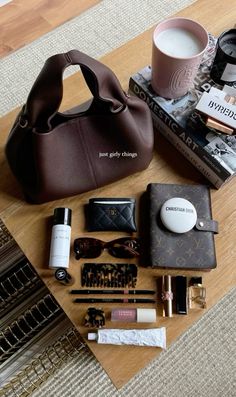 Everyday Bag Outfit, It Girl Bag Essentials, What's In My Purse Aesthetic, What's In My Work Bag, Purse Essentials Aesthetic, Bag Aesthetic Photography, Bag Inspo Aesthetic, Bags Aesthetic Outfit, Whats In My Purse Essentials