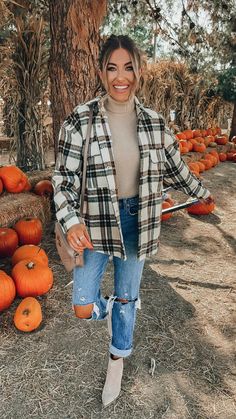 Preppy Fall Outfits Jeans, Senior Fall Outfits, Cute Pumpkin Patch Outfits Cold Weather, Punkin Patch Outfit Ideas For Women, Pumpkin Patch Flannel Outfit, Fall Field Trip Outfit, Sunflower Field Outfit Ideas Fall, Cute Fall Outfits For Photoshoot, Hayride Outfit Fall