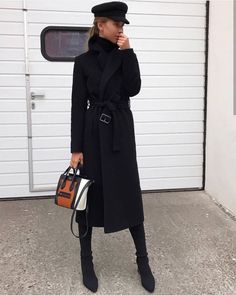 Woman All Black Outfits #woman #fashionoutfits #blackoutfit #fashiontrends #fashion #dressesforwomen #blackfashionblogger #blackfashion #fashiontrends2019 Suits Usa, Black And White Outfit, Outfit Essentials, Vogue Australia, Street Style Paris, Black Women Fashion, All Black Outfit