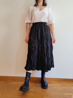 High waist black midi pleated wavy skirt in smooth polyester. Elastic waist. Size Medium but fits even better in a Small size. Measurements : Waist is 30 cm. Lenght is 81 cm Flowy Workwear Skirt With Folds, Flowy Midi Pleated Skirt With Elastic Waistband, Midi-length Workwear Bottoms With Folds, Midi Length Bottoms With Folds For Work, Workwear Midi Bottoms With Folds, Pleated Waist Flowy Midi Skirt, Relaxed Midi-length Pleated Skirt With Elastic Waistband, Workwear Midi Skirt With Folds, Midi Skirt With Folds For Workwear