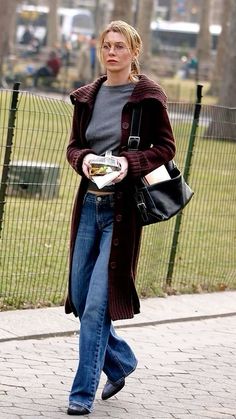 Dr Martens Outfit Ideas, Frazzled English Woman, Dakota Johnson Street Style, Office Woman, Martens Outfit, Slippers Outfit, Dr Martens Outfit, Martens Boots, Dr Martens Boots