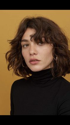 Curly Bob Face Framing Layers, Bob With Curtain Bangs Wavy Hair, Short Semi Curly Hair, Fine Wavy Bob, Hairstyles For Soft Jawline, 90s Bob Curly, Shaggy Bob Wavy Hair, 2b Short Haircut