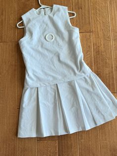 This is made of a white polyester and is in good condition. Measuring 18 inches armpit to armpit, 16 1/2 inches across the waist, 21 inches across the hips, 21 1/2 inches shoulder to drop hem and overall 33 1/2 inches long. The top portion is fully lined in cotton. We have a seven day return policy on all of our clothing. Kick Pleat Skirt, White Tennis Dress, Dress Drop Waist, Pleat Skirt, White Summer Dress, Drop Waist Dress, White Sleeveless Dress, Kick Pleat, Dropwaist Dress