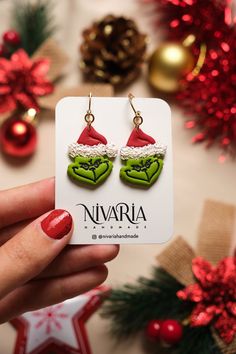 Handmade polymer clay earrings featuring The Grinch! The perfect handmade earrings that bring Christmas lovers and Christmas haters together!♥ The closures are stainless steel/plated stainless steel, the Grinch earrings are completely handmade with polymer clay.♥ These earrings, as they are made with polymer clay, are very comfortable and lightweight: they only weigh a couple grams!♥ You'll be able to wear these the whole Christmas season without even noticing.♥ Please keep in mind that these ar Grinch Earrings, Handmade Xmas Gifts, Der Grinch, Earrings Funny, Fimo Jewelry, Christmas Clay, Polymer Clay Christmas, Polymer Earrings, Christmas Lovers